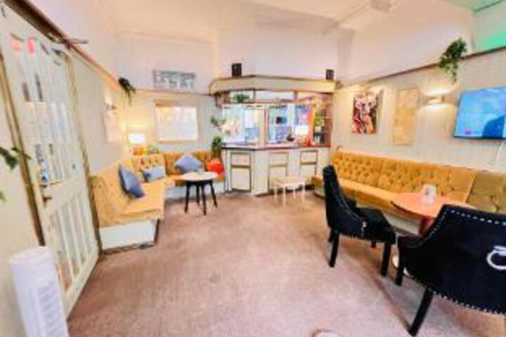 Lounge 9 of 23