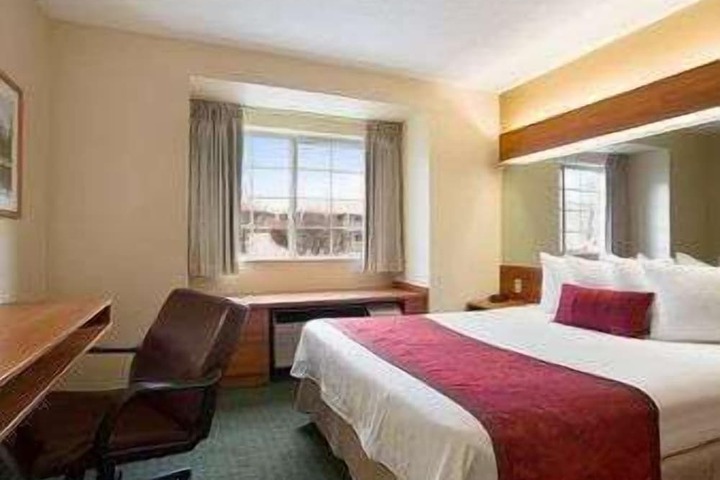 1 Queen Bed (1 of 6)