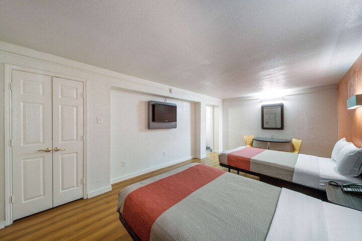 2 Double Beds (9 of 11)