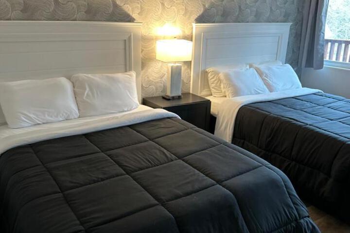 1 Queen Bed (5 of 26)