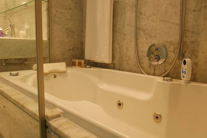 Jetted tub