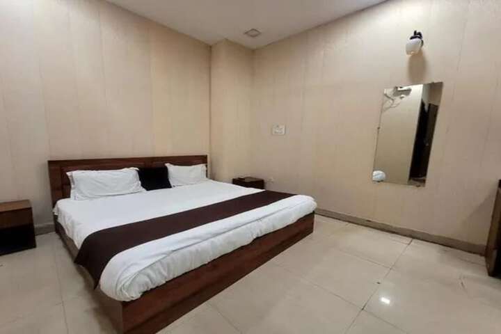 Room 6 of 18