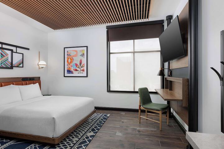 Compact Queen Room (11 of 23)