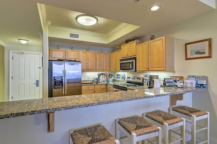 Beachfront Dauphin Island Condo w / 2 Pools & Sauna