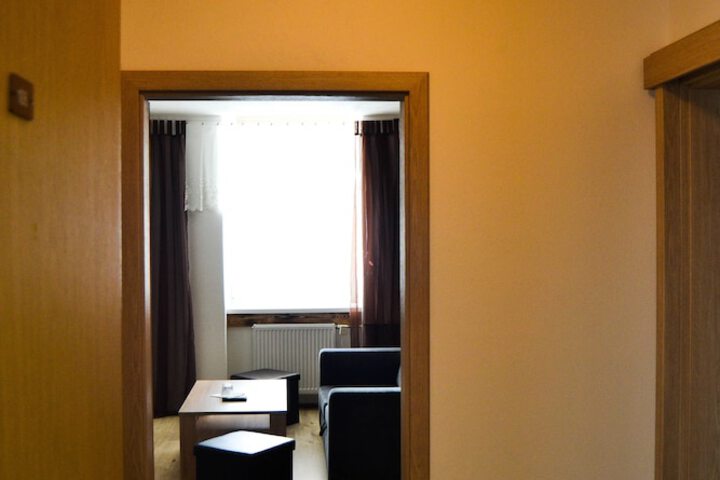 Room 23 of 77