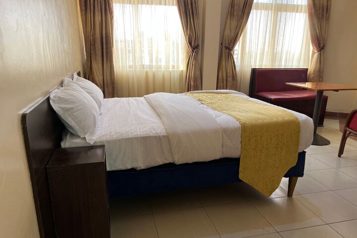 Room 4 of 17