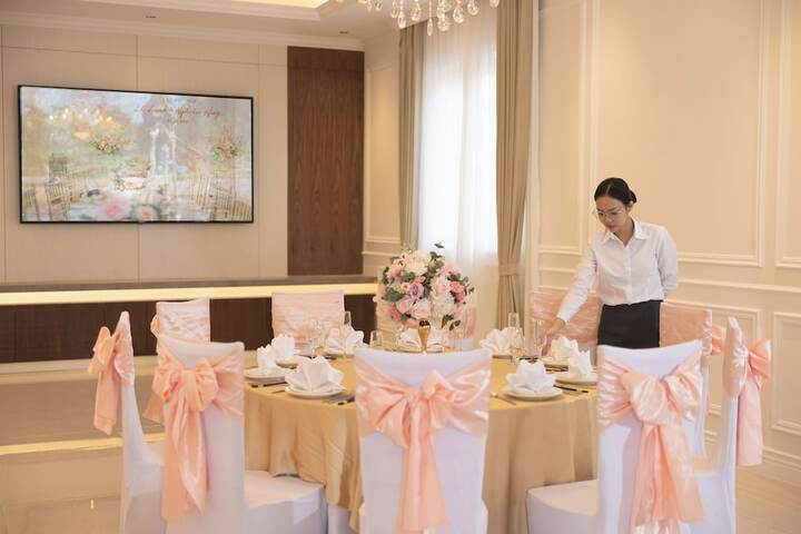 Ballroom/Hall 37 of 48