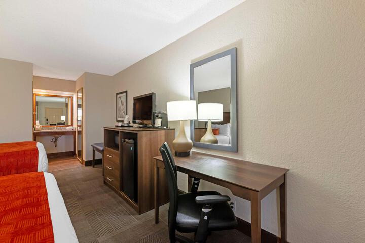 1 Queen Bed High Speed Internet Accessible Coffee Maker, Hairdryer Iron and Ironing Board Full Breakfast (1 of 13)