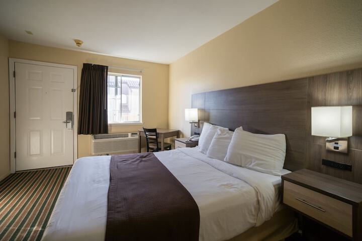 1 Queen Bed (2 of 8)