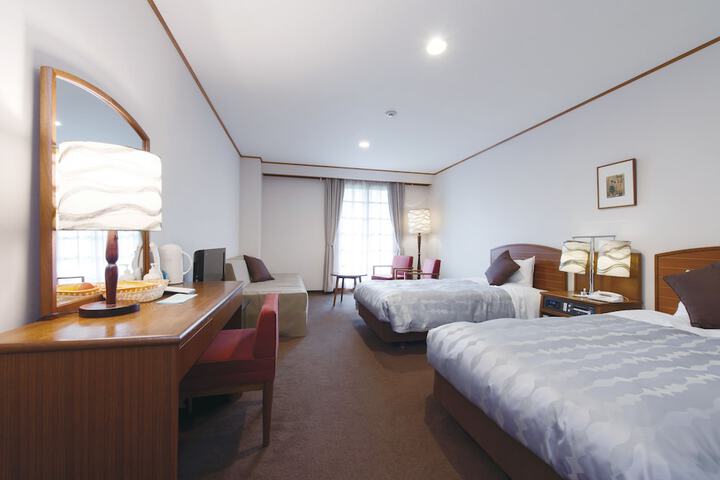 Room 3 of 48