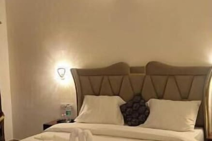 Room 5 of 15