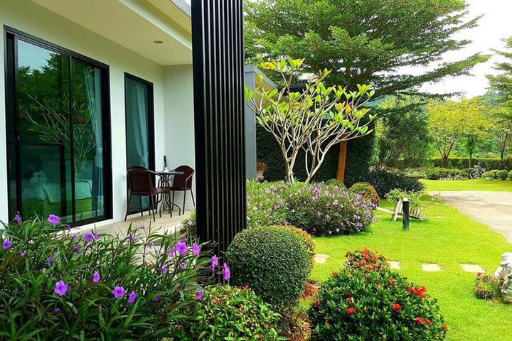 Hotel Exterior 25 of 34