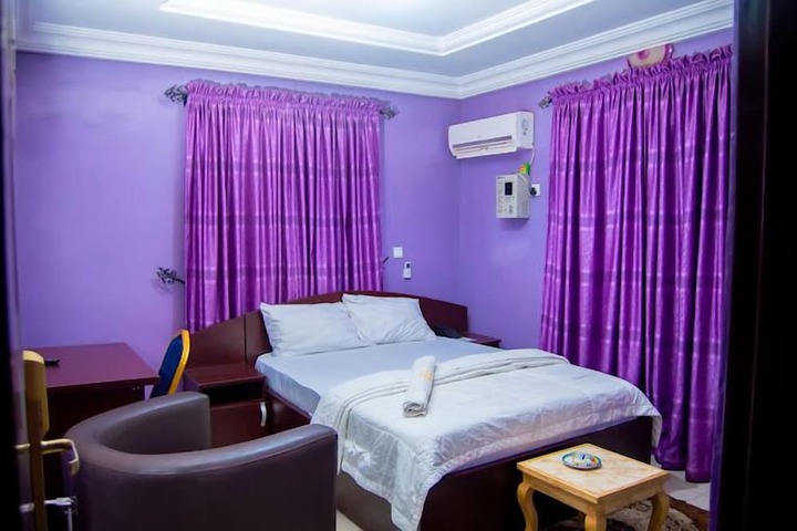 Room 6 of 28