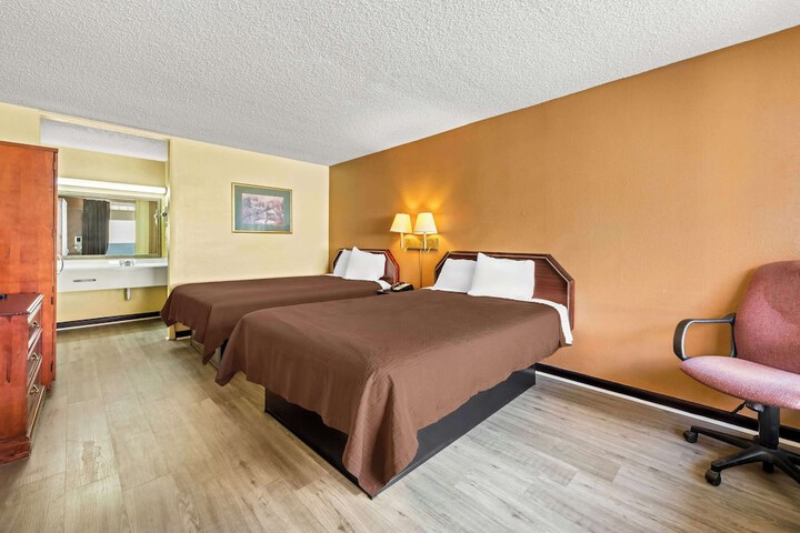 2 Queen Beds (2 of 6)