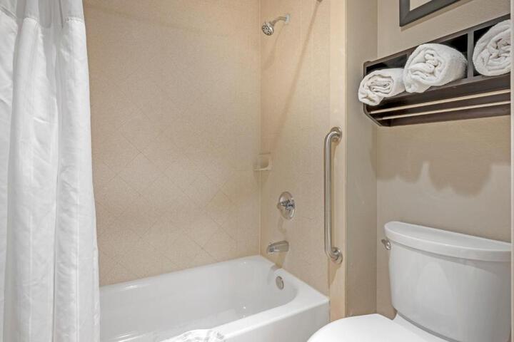 1 Queen Bed High Speed Internet Accessible 50 Inch Flat Screen Television Microwave and Refrigerator, Coffee Maker, Hairdryer Full Breakfast (13 of 15)