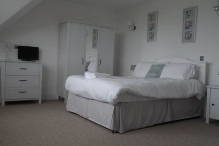 Room 4 of 40