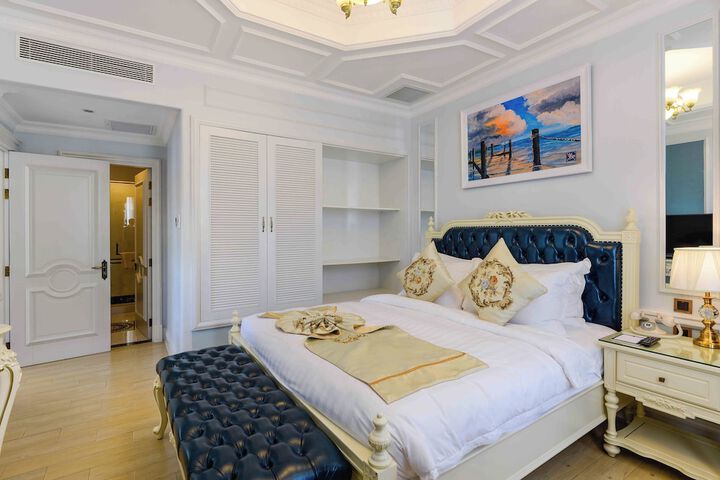 Room 32 of 195