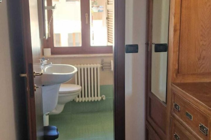 Room 17 of 28