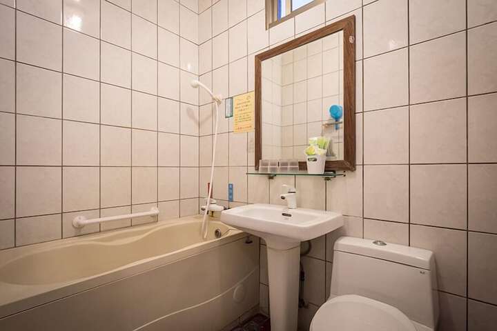 Room 12 of 25