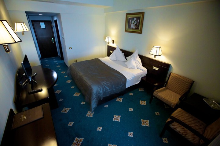 Room 27 of 84