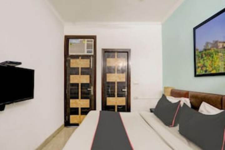 Room 2 of 6
