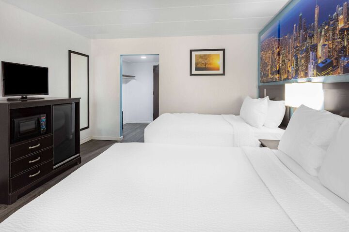 2 Double Beds (15 of 16)
