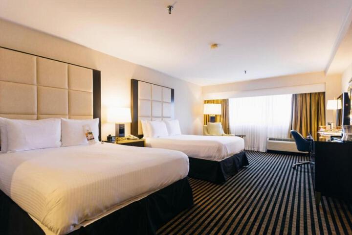 2 Queen Beds (3 of 5)
