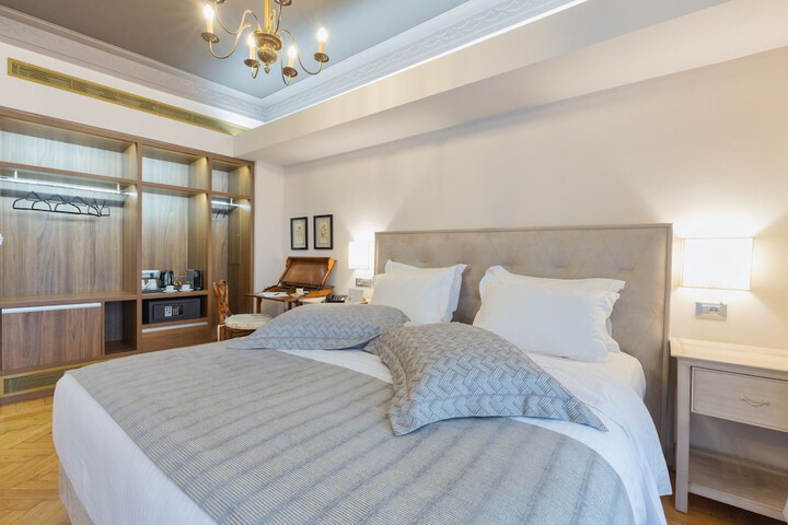 Room 16 of 90
