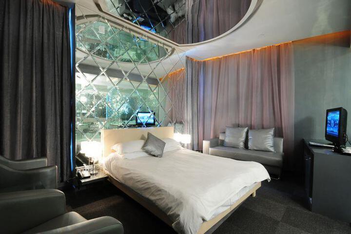 8 Colors Hotel