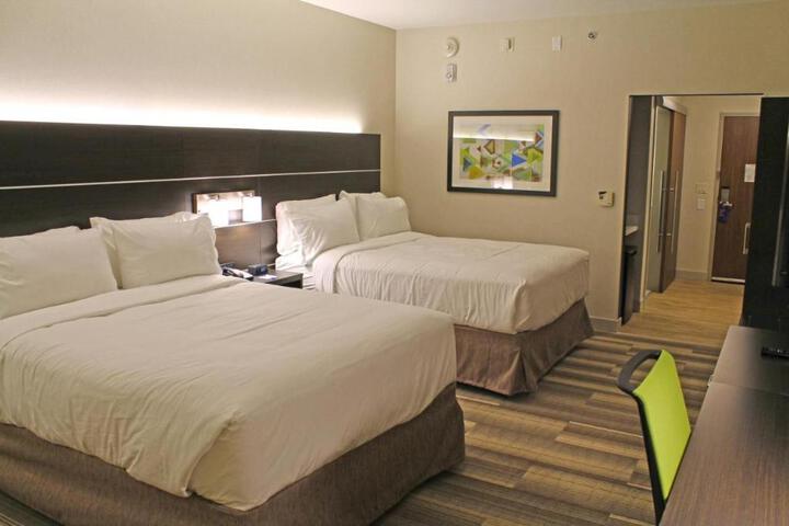 2 Queen Beds (8 of 20)