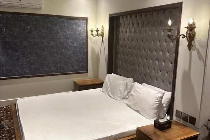 Room 5 of 8