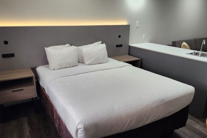1 Queen Bed Accessible (13 of 15)