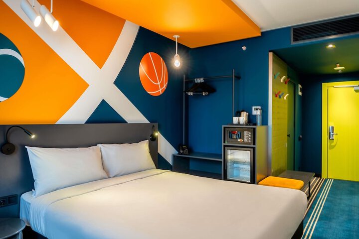 Room 28 of 83