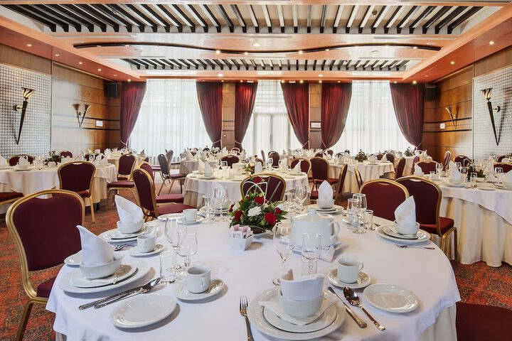 Ballroom/Hall 39 of 54
