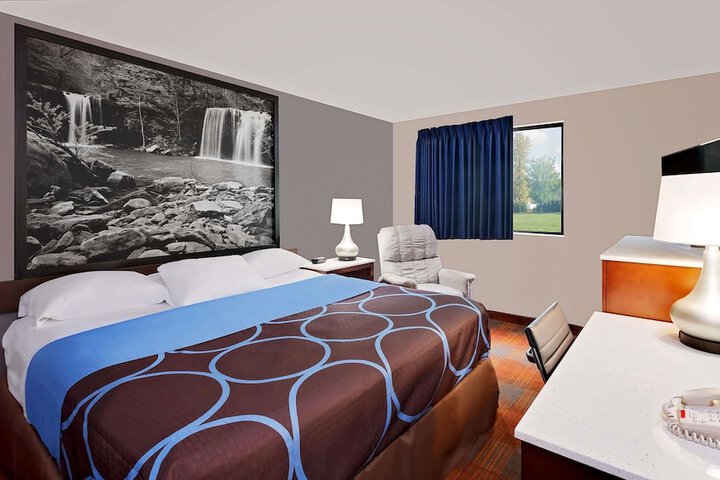 1 King Bed (3 of 8)
