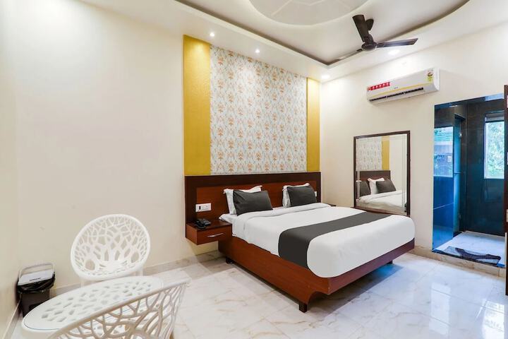 Room 4 of 8