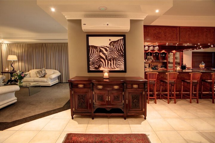Lounge 83 of 100