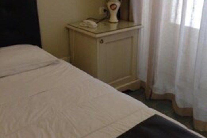 Room 14 of 28