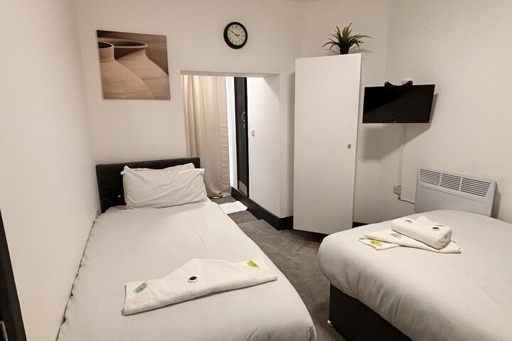 Room 2 of 27