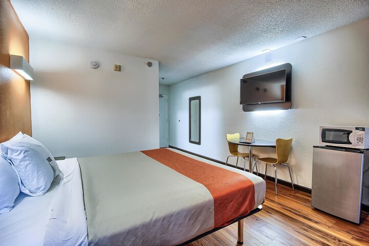 1 King Bed (5 of 8)