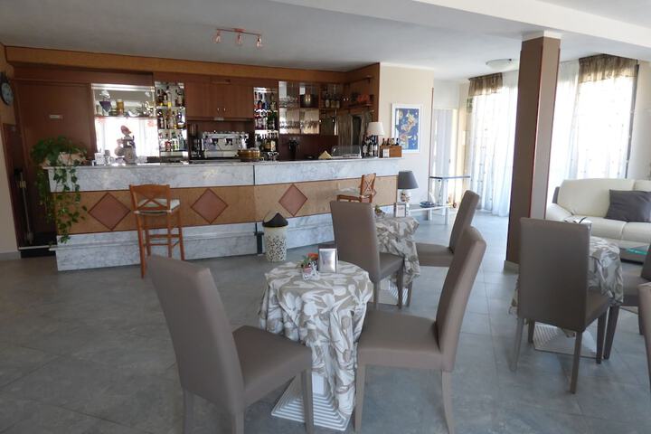 Lounge 17 of 28
