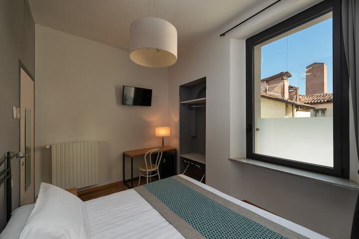 Room 6 of 28