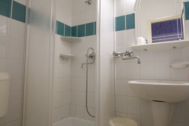 Room 12 of 32