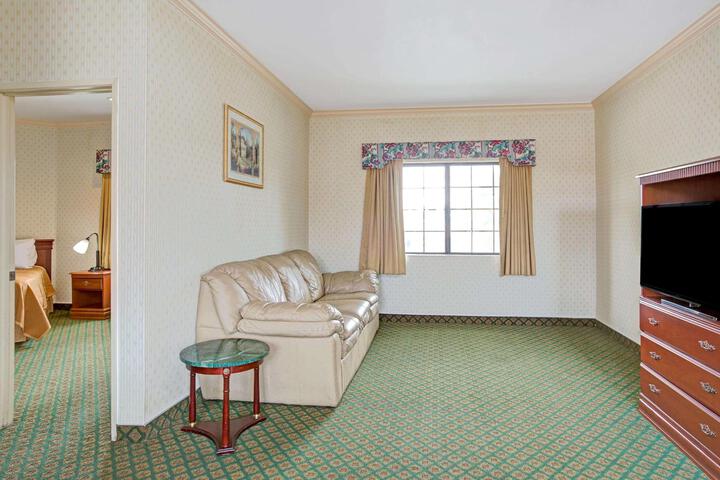 1 Queen Bed (6 of 8)