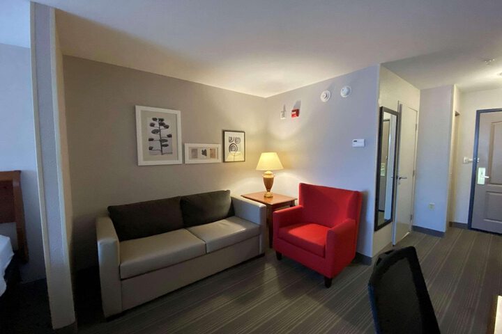 1 King Bed Suite (4 of 8)