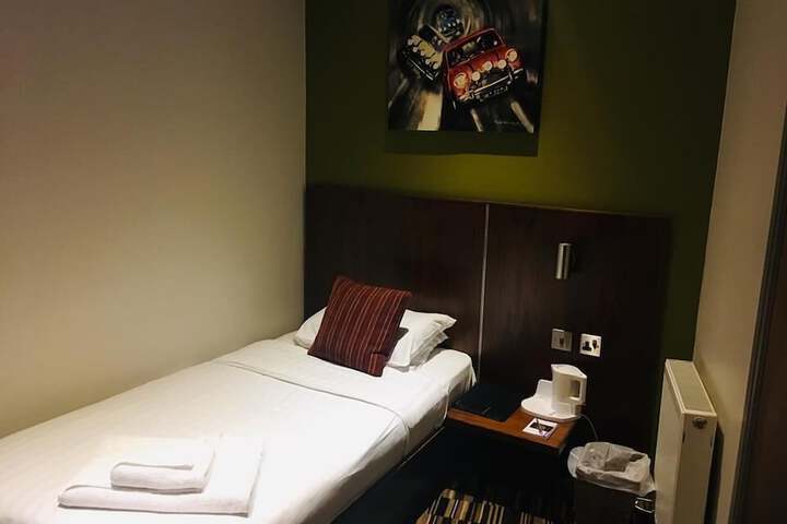 Room 25 of 46