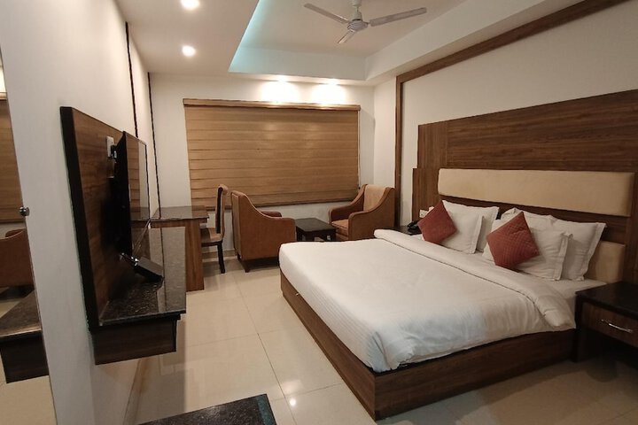 Room 4 of 12