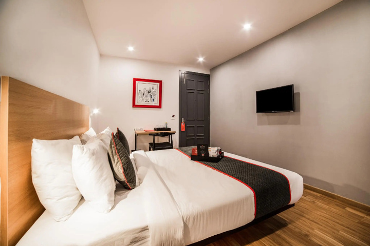 Room 4 of 18
