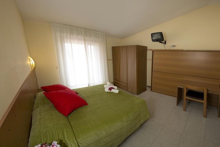 Room 11 of 33