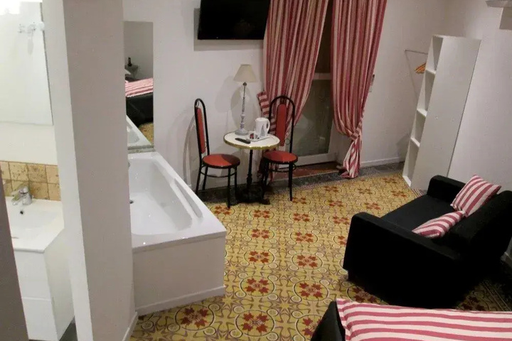 Room 2 of 32